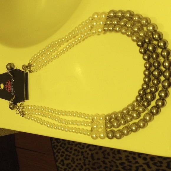 Sliver and white necklace - Picture 1 of 1